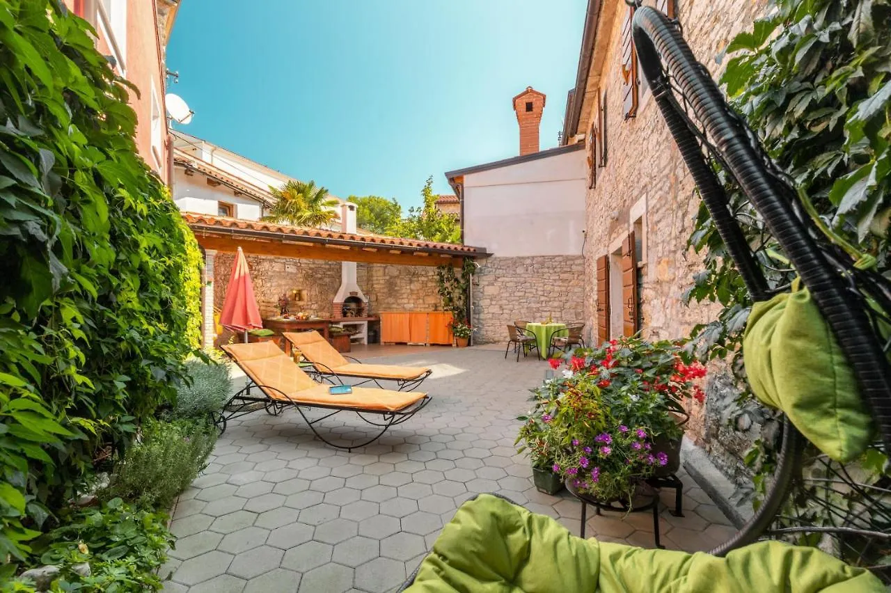 Apartment Malia Kastelir  0*,  Croatia