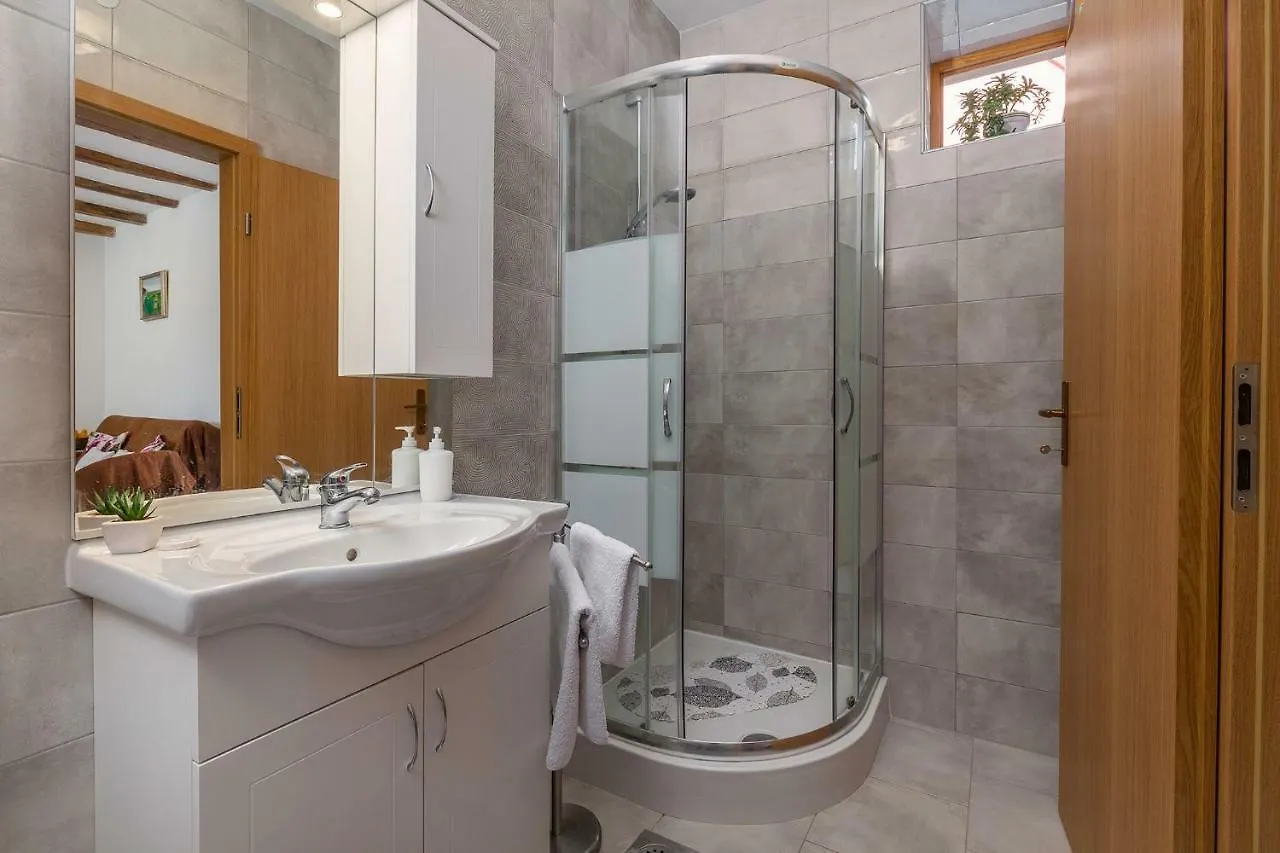 Apartment Malia Kastelir  0*,  Croatia